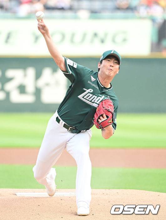 [OSEN=인천, 김성락 기자] 27일 인천 SSG랜더스필드에서 ‘2025 신한은행 SOL Bank KBO리그’ SSG 랜더스와 한화 이글스의 경기가 열렸다.이날 SSG는 문승원,한화는 엄상백을 선발로 내세웠다. &nbsp;1회초 SSG 선발 문승원이 마운드에 올라 힘차게 공을 뿌리고 있다. 2025.06.27 / ksl0919@osen.co.kr