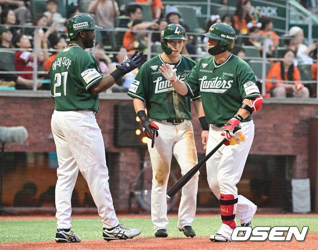 [OSEN=인천, 김성락 기자] 27일 인천 SSG랜더스필드에서 ‘2025 신한은행 SOL Bank KBO리그’ SSG 랜더스와 한화 이글스의 경기가 열렸다.이날 SSG는 문승원,한화는 엄상백을 선발로 내세웠다. &nbsp;3회말 2사 1, 2루 SSG 최정이 추격의 3점 홈런을 날린 뒤 홈에서 주자 최지훈, 에레디아와 하이파이브를 하고 있다. 2025.06.27 / ksl0919@osen.co.kr