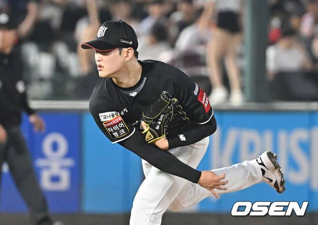 [OSEN=부산, 이석우 기자] 27일 부산 사직야구장에서 2025 신한 SOL 뱅크 KBO 리그 롯데 자이언츠와 KT 위즈의 경기가 열렸다. 홈팀 롯데는 이민석이, 방문팀 삼성은 고영표가 선발 출전했다.KT 위즈 배제성이 역투하고 있다. 2025.06.27 / foto0307@osen.co.kr