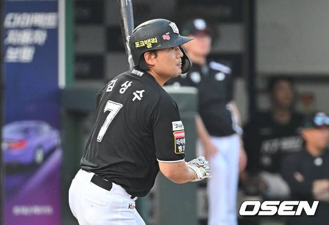 [OSEN=부산, 이석우 기자] 27일 부산 사직야구장에서 2025 신한 SOL 뱅크 KBO 리그 롯데 자이언츠와 KT 위즈의 경기가 열렸다. 홈팀 롯데는 이민석이, 방문팀 삼성은 고영표가 선발 출전했다.KT 위즈 김상수가 2회초 2사 1,2루 중견수 앞 1타점 안타를 치고 있다. 2025.06.27 / foto0307@osen.co.kr