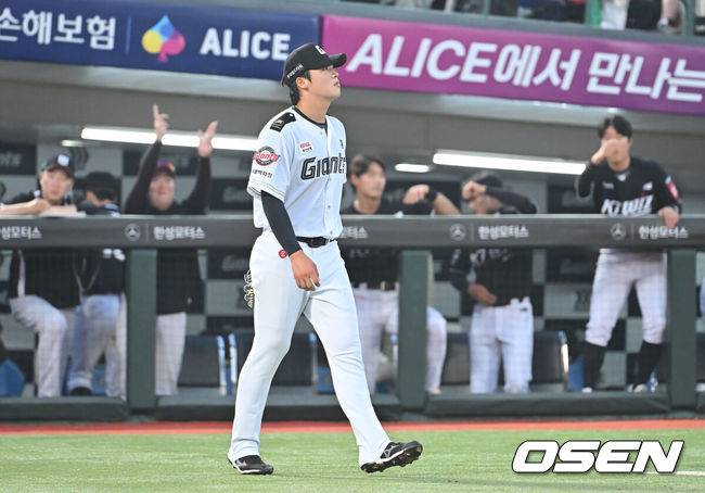 [OSEN=부산, 이석우 기자] 27일 부산 사직야구장에서 2025 신한 SOL 뱅크 KBO 리그 롯데 자이언츠와 KT 위즈의 경기가 열렸다. 홈팀 롯데는 이민석이, 방문팀 삼성은 고영표가 선발 출전했다.롯데 자이언츠 이민석이 3회초 2사 만루 KT 위즈 김민혁에게 우익수 오른쪽 역전 2타점 적시타를 내주고 아쉬워하고 있다. 2025.06.27 / foto0307@osen.co.kr