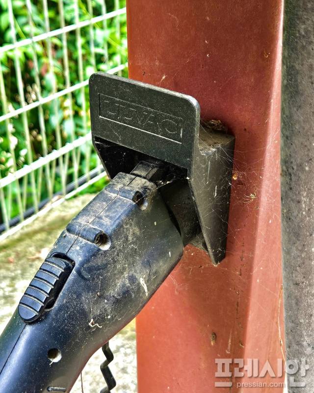 ▲파주 문산동초등학교에 설치된 전기차 충전시설에 거미줄이 쳐져 있는 모습. ⓒ임태희 SNS