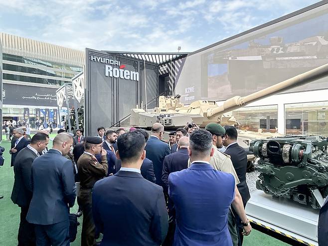 현대로템이 지난 2월 17∼21일(현지시간) 아랍에미리트 아부다비에서 열리는 국제방산전시회(IDEX) 2025에 설치한 부스에서 관람객들이 현대로템 전시관을 둘러보고 있다. 세계일보 자료사진