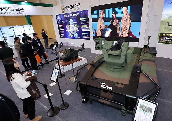 아시아 최대 드론 전시회 및 컨퍼런스인 드론쇼코리아가 개막한 지난 2월 26일 부산 해운대구 벡스코 제1전시장을 찾은 관람객들이 육군 부스에서 유·무인 복합전투체계 살펴보고 있다. 세계일보 자료사진