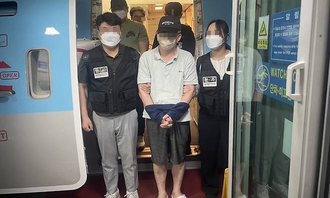 18년만에 필리핀서 강제 송환된 은행 횡령사범. 경찰청 제공