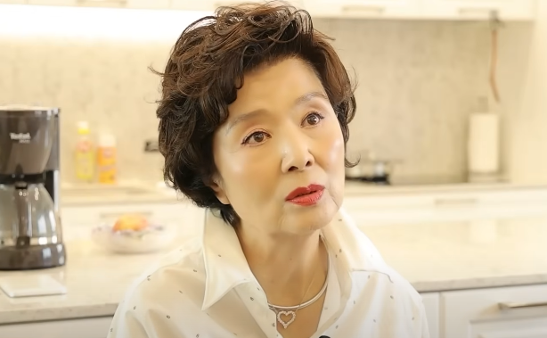 배우 윤미라가 거주 중인 한강뷰 집을 최초로 공개했다. 유튜브 채널&nbsp;‘윤미라’ 캡처