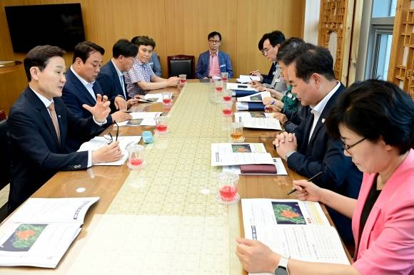 이남철(왼쪽 첫 번째) 경북 고령군수가 지난 25일 도청에서 김학홍(오른쪽 두 번째) 경북도 행정부지사에게 국립대가야박물관 건립 당위성 등을 설명한 뒤 적극적인 협조를 요청하고 있다. 고령군 제공