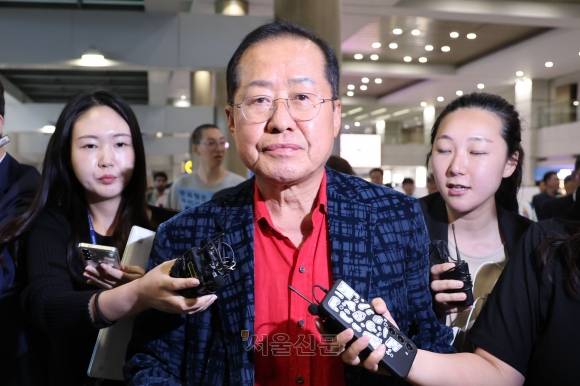 귀국한 홍준표 전 대구시장 - 국민의힘 대선 후보 경선에서 탈락한 뒤 정계 은퇴를 선언하고 하와이에 체류했던 홍준표 전 대구시장이 17일 인천 중구 인천국제공항 제1터미널을 통해 귀국한 뒤 이동하고 있다. 2025.06.17. 뉴시스