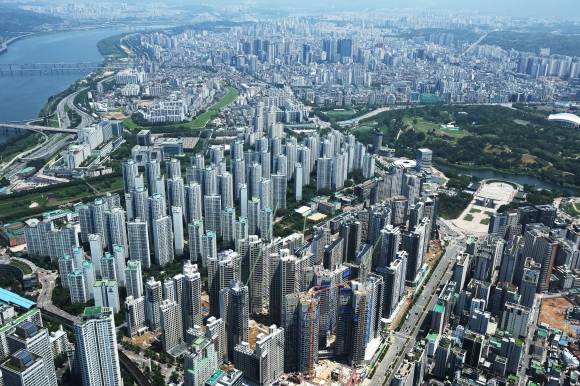 서울 아파트 단지 모습 - 서울 송파구 잠실 롯데월드타워 전망대 서울스카이에서 바라본 아파트 단지 모습. 2025. 5. 18. 뉴스1