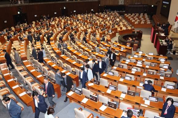퇴장하는 국민의힘 의원들 - 국민의힘 의원들이 27일 국회 본회의에서 여당 주도의 법제사법위원장 등 상임위원장 선출에 반대하며 퇴장하고 있다. 2025.6.27 연합뉴스