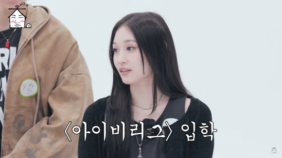 신세계 정유경 회장의 장녀 애니(본명 문서윤)가 혼성 그룹으로 데뷔해 화제를 모은 가운데, 가수 데뷔 허락을 받는 데에만 “10년이 걸렸다”고 밝혔다. 유튜브 채널 ‘집대성’