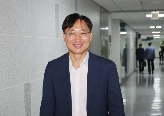 국세청장 후보자로 지명된 임광현 더불어민주당 의원이 26일 서울 여의도 국회 의원회관 사무실을 나서고 있다. 연합뉴스