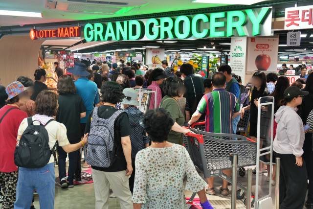 고객들이 26일 개점한 롯데마트 그랑그로서리 구리점을 찾아 장을 보고 있다. 사진 제공=롯데마트