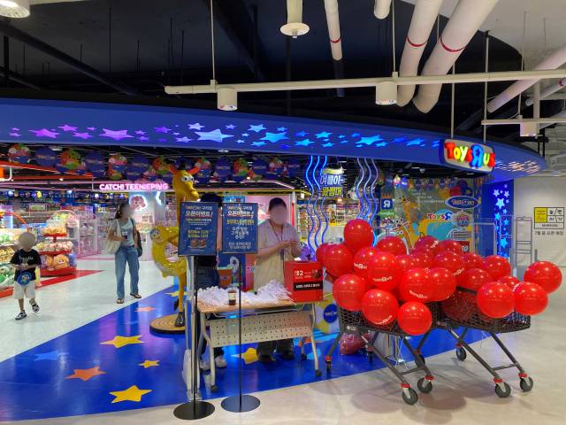 롯데마트가 그랑그로서리 구로점 2층을 토이저러스, 문화센터, 북카페 등 ‘키즈&패밀리’ 콘텐츠를 강화한 ‘고객 체류형 매장’으로 구성해 몰링 요소를 한층 강화했다. 김남명 기자