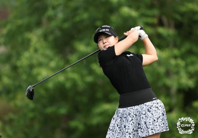 맥콜·모나 용평 오픈 1라운드 10번 홀 티샷하는 고지우. 사진 제공=KLPGA