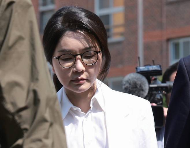 김건희 여사가 21대 대통령 선거일인 6월3일 투표를 마친 뒤 차량으로 향하고 있다. ⓒ연합뉴스