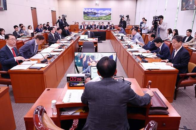 27일 국회 외교통일위원회 전체회의에서 외교부 소관 추가경정예산안과 통일부 소관 남북경협기금운용계획변경안이 상정되고 있다. ⓒ연합뉴스