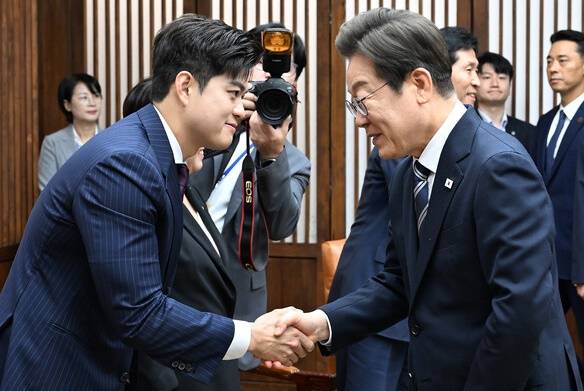 이재명 대통령이 6월26일 국회의장 접견실에서 추가경정예산 시정연설에 앞서 국민의힘 김용태 비상대책위원장과 인사하고 있다. ⓒ연합뉴스