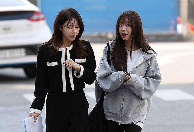 가로세로연구소 대표 김세의씨를  협박 등의 혐의로 고소한 ‘1천만 유튜버’ 쯔양(본명 박정원)이 4월 16일 조사를 위해 서울 강남구 강남경찰서로 출석하고 있다. 연합뉴스