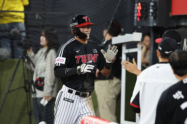 지난 26일 수원 KT전에서 득점을 한 뒤 더그아웃으로 들어오는 LG 천성호. LG 트윈스 제공