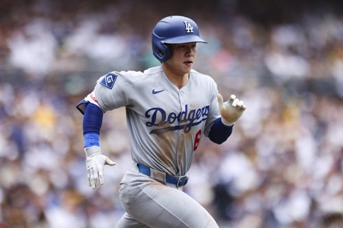 LA 다저스 김혜성이 12일 샌디에이고전에서 5회초 땅볼을 친 뒤 1루로 달리고 있다. AP연합뉴스