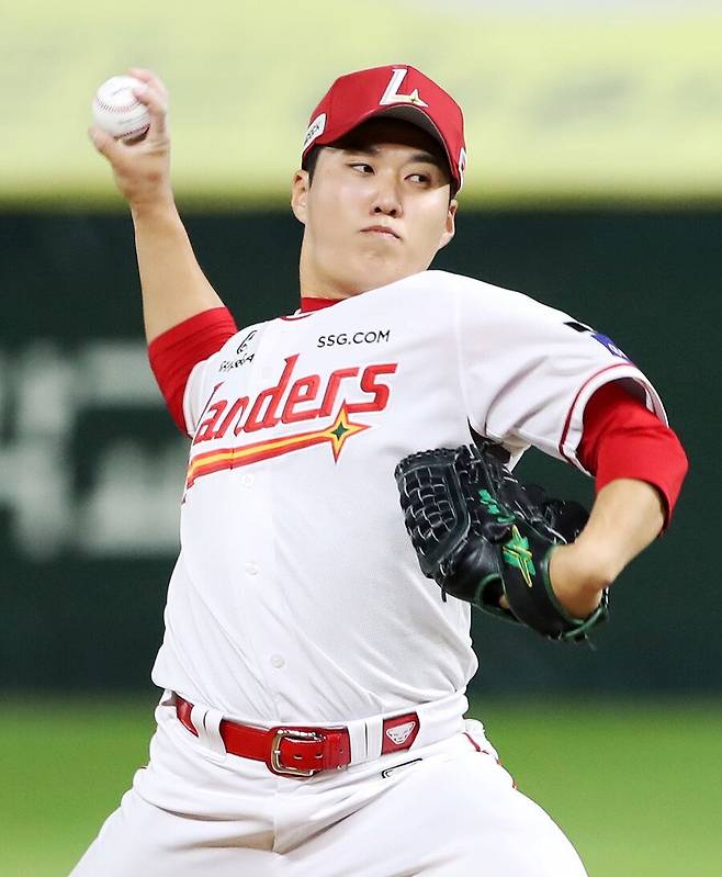 ▲ 26일 잠실 두산전에서 2이닝 무실점을 기록하며 시즌 두 번째 승리를 거둔 최민준 ⓒSSG랜더스