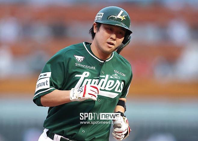 ▲ 3회 3점 홈런 포함 2안타 3볼넷 3타점으로 대활약하며 팀 승리를 이끈 최정ⓒ곽혜미 기자