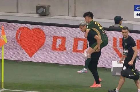 부상으로 코칭 스태프 등에 업혀 경기장을  떠나는 왕위동. /사진=중국 소후닷컴 갈무리