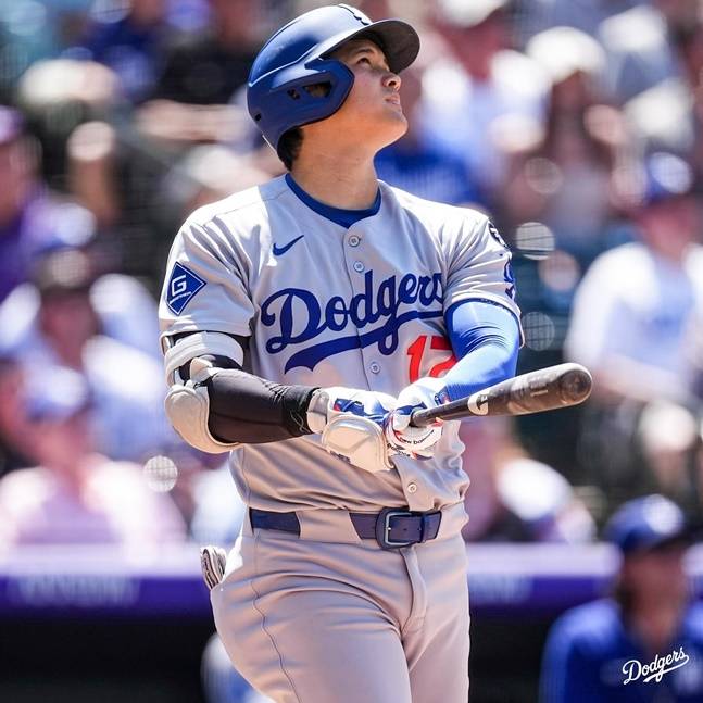 LA 다저스 오타니 쇼헤이가 27일 콜로라도 로키스전 7회초 솔로 홈런을 날리고 타구를 바라보고 있다. /사진=LA 다저스 공식 SNS 갈무리