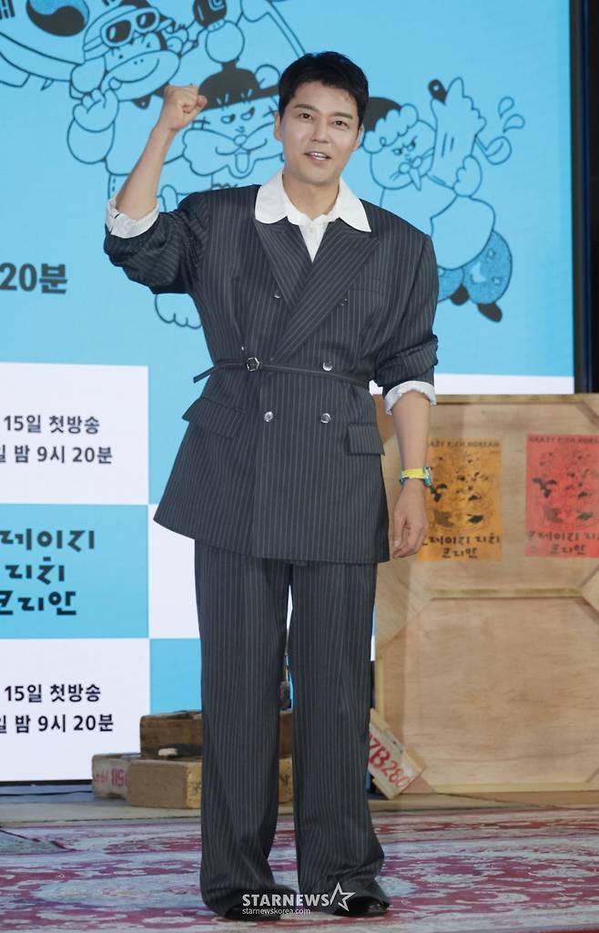 방송인 전현무가 10일 오전 서울 여의도 KBS 별관에서 진행된 KBS 2TV 예능 '크레이지 리치 코리안' 제작발표회에 참석해 포즈를 취하고 있다.  다양한 분야에서 본업에 미쳐 성공을 이룬 K-피플들을 직접 찾아가 그들의 삶과 철학과 열정을 조명하는 휴먼 리얼리티 예능 '크레이지 리치 코리안'은 오는 15일 첫 방송된다. /2025.06.10 /사진=이동훈 photoguy@