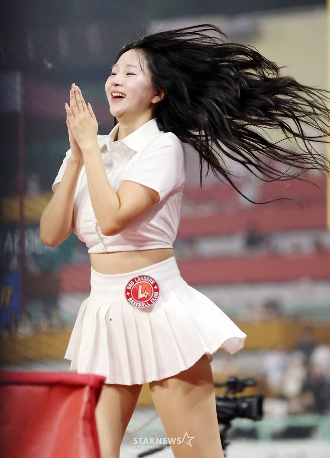 [★한번에 쓱]땀에 흠뻑 '베이비페이스' 드러낸 SSG 이연진