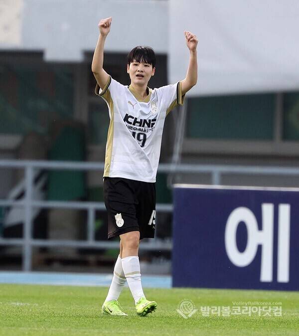 경주한수원 이시호, 전반전 동점골 환호.