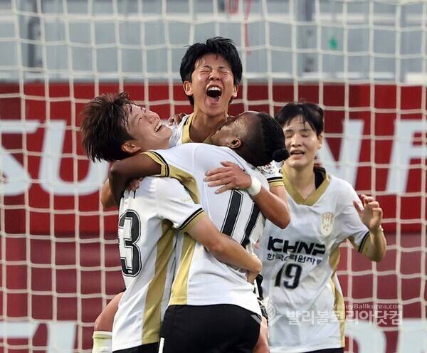 경주한수원 승리, 골 성공에 기뻐하는 선수들.