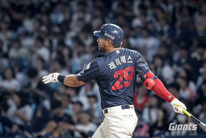 롯데 자이언츠 외국인 타자 빅터 레이예스가 26일 창원NC파크에서 열린 2025 신한 SOL Bank KBO리그 NC 다이노스와의 팀 간 7차전에서 4타수 2안타 1홈런 2타점을 기록, 팀 승리를 이끌었다. 사진 롯데 자이언츠