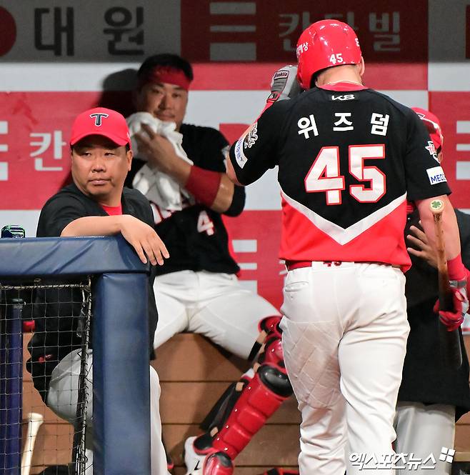 25일 오후 서울 구로구 고척스카이돔에서 열린 '2025 신한 SOL Bank KBO리그' KIA 타이거즈와 키움 히어로즈의 경기, 9회초 무사 만루 KIA 위즈덤이 헛스윙 삼진을 당한 후 더그아웃으로 향하고 있다. 엑스포츠뉴스 DB