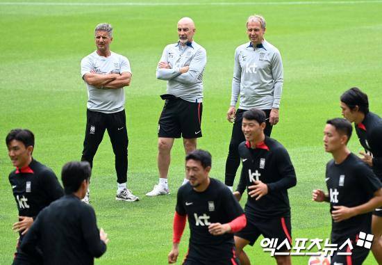 나폴리 지역 방송 '키스키스 나폴리'가 27일(한국시간) 스트링가라가 매체의 한 프로그램과 가진 인터뷰에서 최근 나폴리와 이적설이 있는 이강인에 대해 극찬했다. 엑스포츠뉴스DB