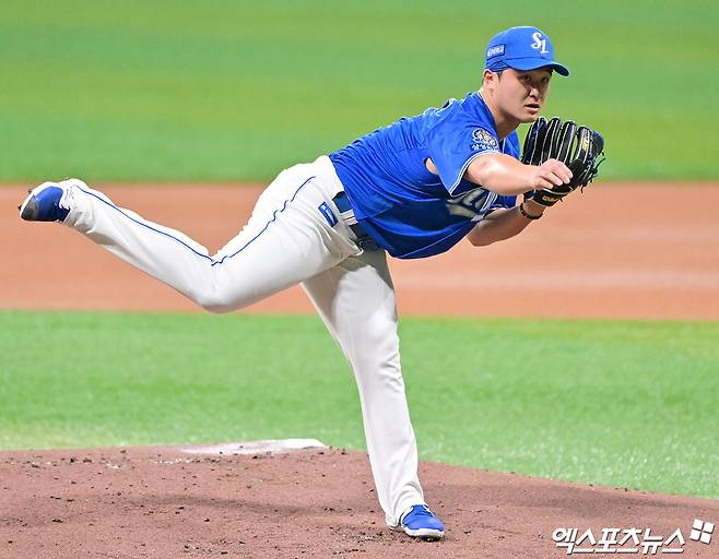 6월 27일 오후 서울 구로구 고척스카이돔에서 열린 2025 신한 SOL Bank KBO리그 삼성 라이온즈와 키움 히어로즈의 경기, 1회말 삼성 선발투수 최원태가 공을 힘차게 던지고 있다. 엑스포츠뉴스 DB