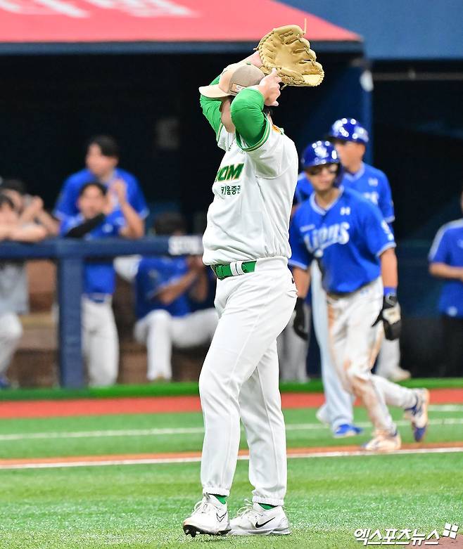 6월 27일 오후 서울 구로구 고척스카이돔에서 열린 2025 신한 SOL Bank KBO리그 삼성 라이온즈와 키움 히어로즈의 경기, 3회초 무사 만루 키움 정현우가 밀어내기 볼넷으로 실점을 한 후 아쉬워하고 있다. 엑스포츠뉴스 DB