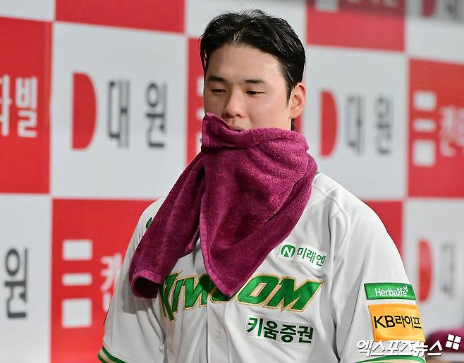 27일 오후 서울 구로구 고척스카이돔에서 열린 2025 신한 SOL Bank KBO리그 삼성 라이온즈와 키움 히어로즈의 경기, 5회초 수비를 마친 키움 정현우가 더그아웃을 빠져나가고 있다. 엑스포츠뉴스 DB