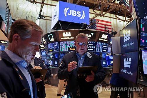 뉴욕증권거래소의 트레이더 [로이터 연합뉴스 자료사진. 재판매 및 DB 금지]