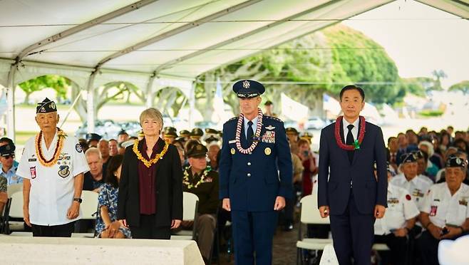 하와이에서 개최된 6.25전쟁 제75주년 기념행사 [주호놀룰루총영사관 제공. 재판매 및 DB 금지] 오른쪽부터 이서영 주호놀룰루총영사, 태평양공군사령관 케빈 슈나이더 대장, 앤 로페즈 하와이주법무장관, 밥 이모세 한국전참전용사회 하와이 챕터 회장