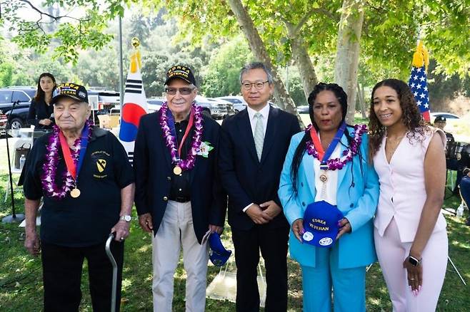 주LA총영사관 등이 개최한 제75주년 한국전쟁 기념식 [주로스앤젤레스 총영사관 제공. 재판매 및 DB 금지] 김영완 주로스앤젤레스 총영사(가운데)와 한국전 참전용사 및 가족들
