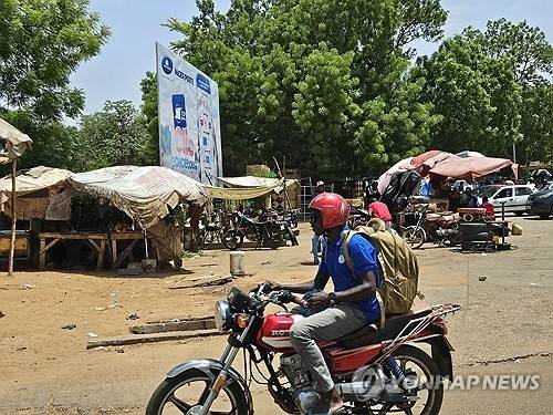 니제르 수도 니아메의 도로    (니아메<니제르>=연합뉴스) 노재현 기자 = 지난 19일(현지시간) 니제르 수도 니아메의 한 거리. 2025.6.25 
    nojae@yna.co.kr