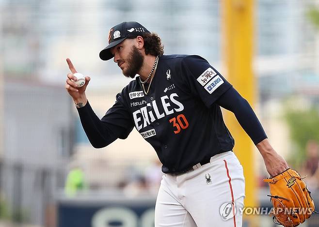 폰세 '이제 던질게요' (광주=연합뉴스) 조남수 기자 = 8일 광주 기아챔피언스필드에서 열린 프로야구 한화 이글스와 KIA 타이거즈의 경기. 한화 선발투수 폰세가 4회 투구 중 타임을 요청해 스타킹을 고쳐 신은 뒤 타자에게 예를 표하고 있다. 2025.6.8 iso64@yna.co.kr