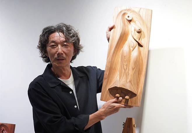 전시 작품 설명하는 박창호 작가 [연합뉴스 사진]