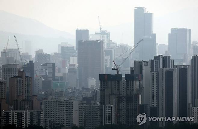 서울 집값 전고점 속속 갱신 (서울=연합뉴스) 윤동진 기자 = 서울에서 강남 3구·용산구 외에도 아파트값이 '미친 집값'으로 불린 2020∼2021년 급등기 당시 고점을 넘어서는 지역이 잇따르고 있다. 15일 한국부동산원의 주간 아파트 매매가격지수를 분석한 결과 서울 강남·서초·송파·마포·용산·성동·양천 7개 구 아파트값이 매주 고가를 새로 쓰고 있다. 사진은 16일 남산에서 본 서울 시내 모습. 2025.6.16 mon@yna.co.kr