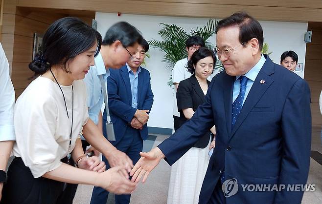 직원들과 작별 인사하는 서거석 전북교육감 (전주=연합뉴스) 백도인 기자 = 26일 대법원에서 당선무효형이 확정돼 자리에서 물러나게 된 서거석 전북교육감이 전북교육청을 떠나며 직원들과 마지막 인사를 하고 있다. 2025.6.26 doin100@yna.co.kr