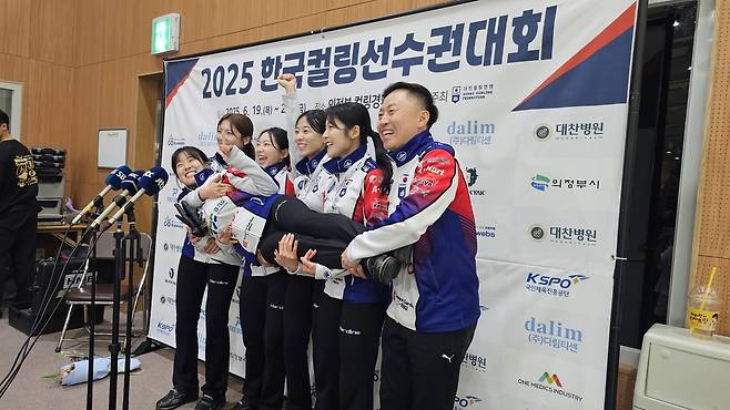 여자 컬링 경기도청, 밀라노행 세리머니 [촬영 설하은]