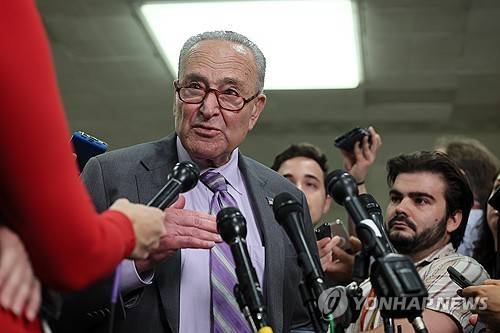 상원 브리핑 이후 이야기 나누고 있는 척 슈머 [UPI 연합뉴스. 재판매 및 DB 금지]