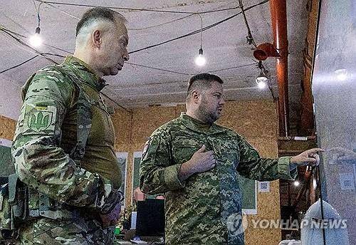 수미 지역 전선 방문한 시르스키(왼쪽) 우크라이나군 총사령관 [우크라이나군 제공/AFP=연합뉴스. 재판매 및 DB 금지]